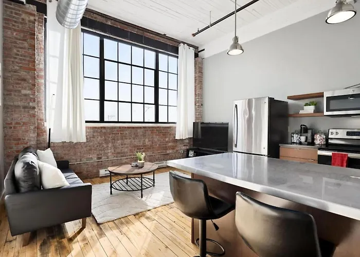 Chic Loft In Warehouse District Apartment *