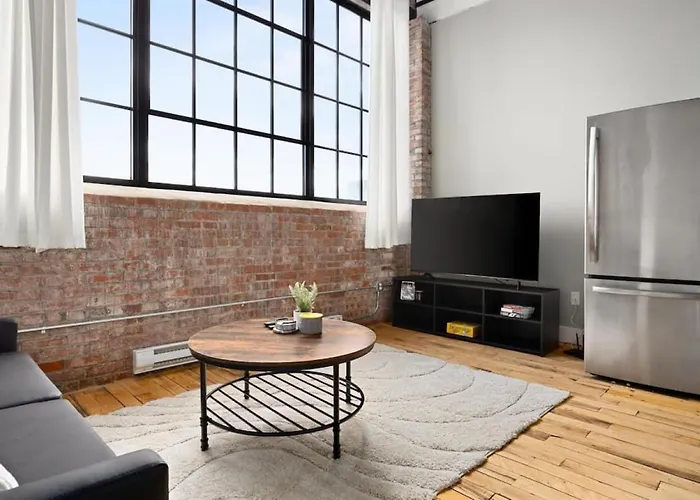 Chic Loft In Warehouse District Apartment *